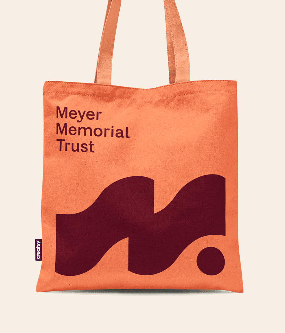 Tote bag cycling through different colors